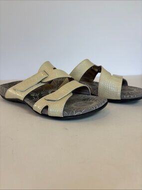 Vionic Lauren Tan Slide Sandals. Size 8